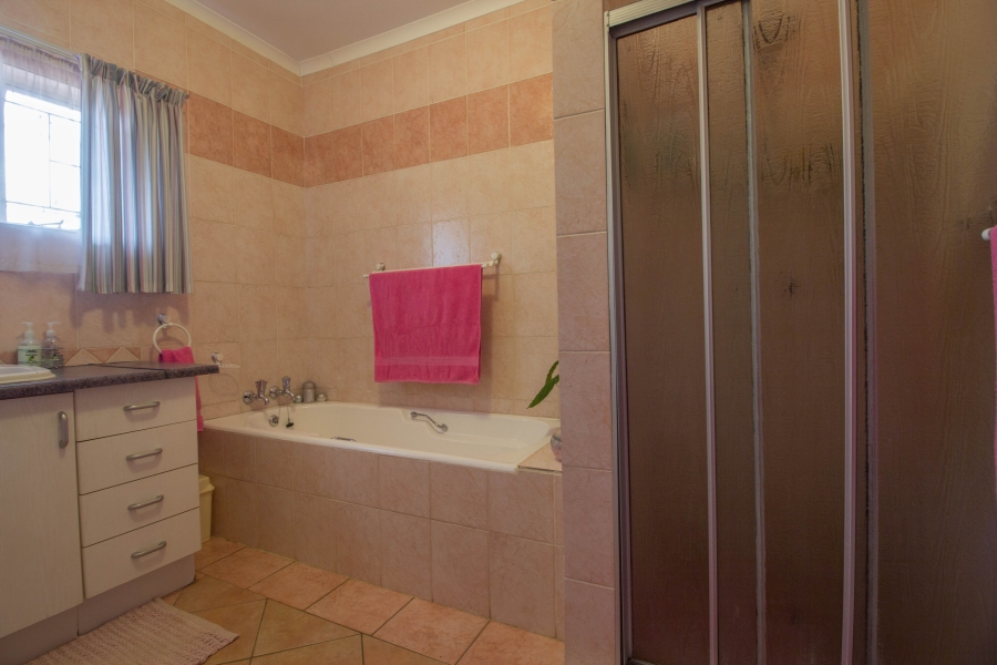 4 Bedroom Property for Sale in Monavoni A H Gauteng