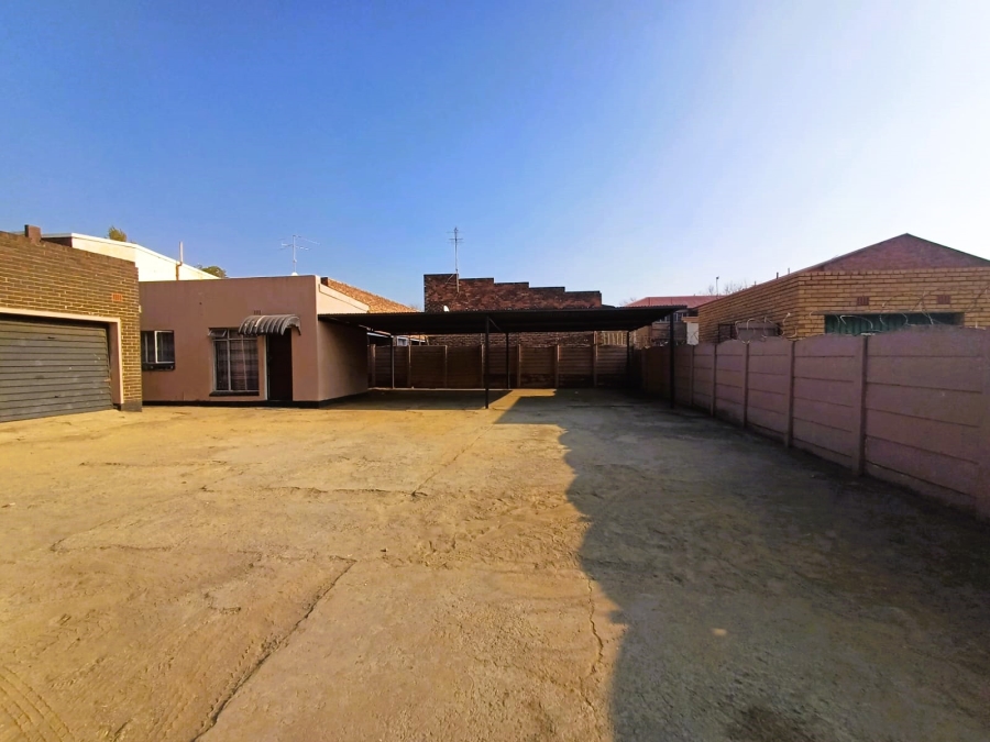 13 Bedroom Property for Sale in Peacehaven Gauteng