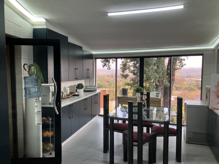 4 Bedroom Property for Sale in Waverley Gauteng