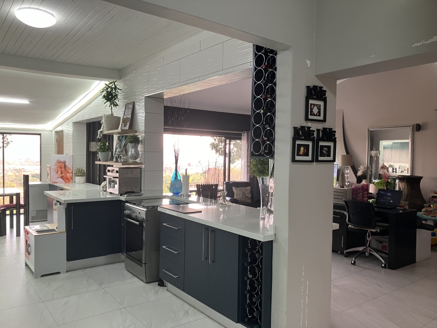 4 Bedroom Property for Sale in Waverley Gauteng