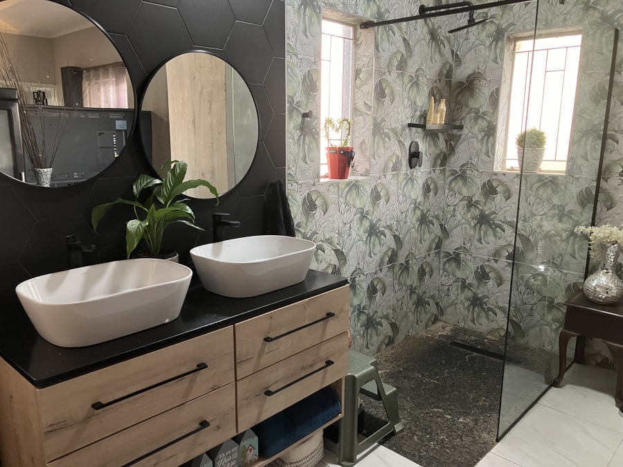 4 Bedroom Property for Sale in Waverley Gauteng