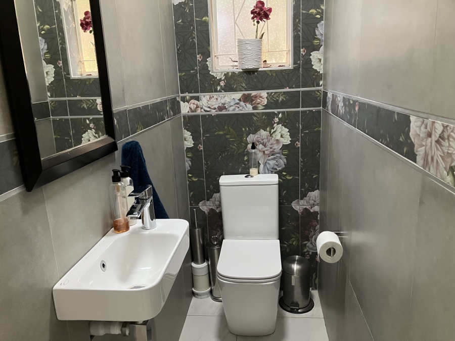 4 Bedroom Property for Sale in Waverley Gauteng