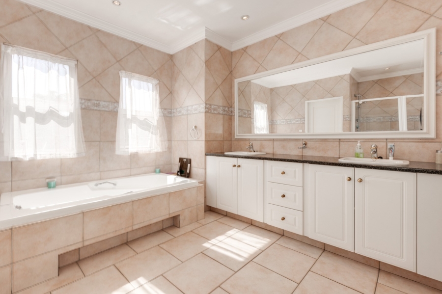 5 Bedroom Property for Sale in Dainfern Golf Estate Gauteng