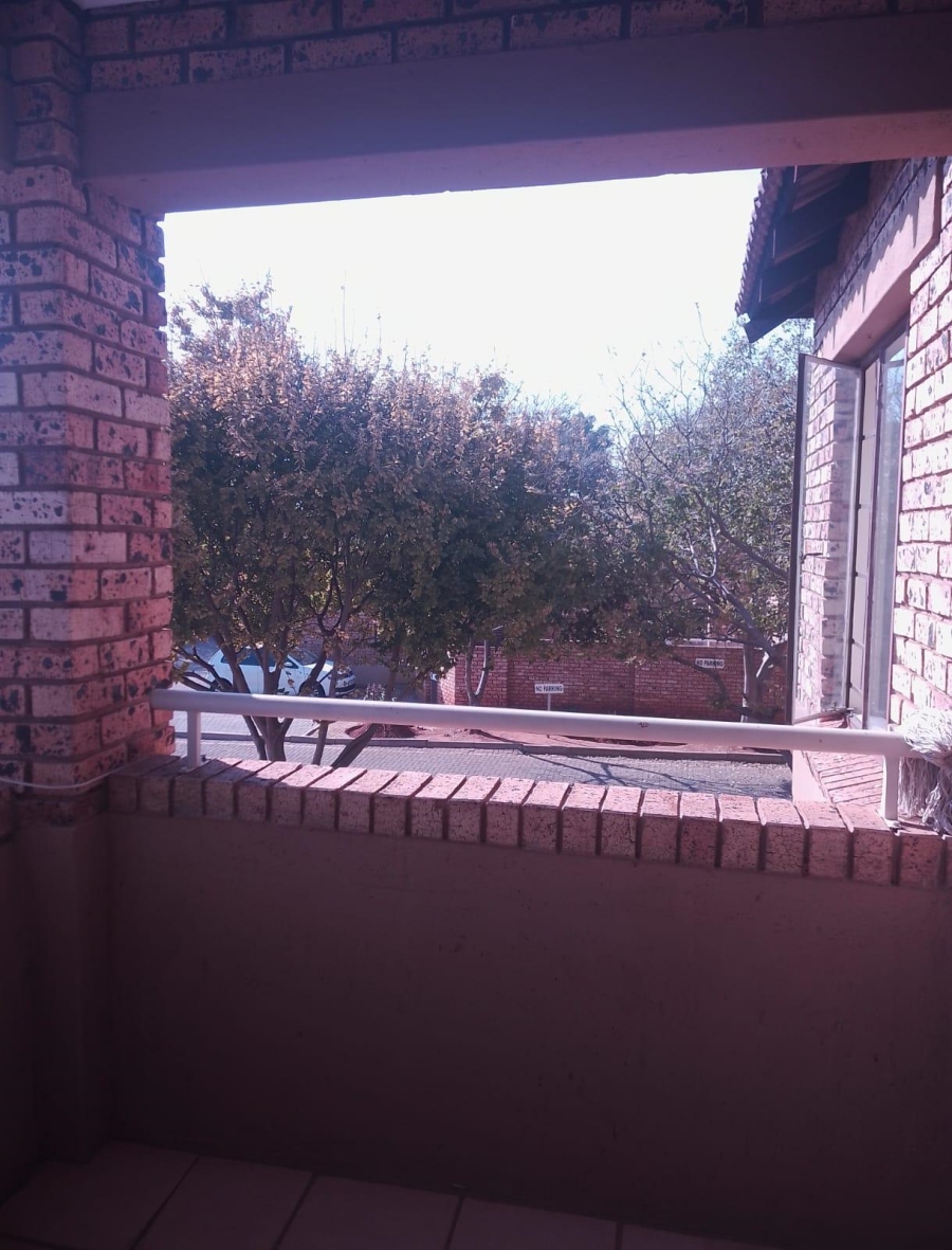2 Bedroom Property for Sale in Stone Ridge Gauteng