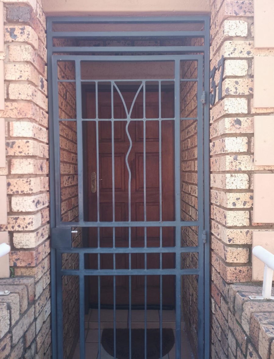 2 Bedroom Property for Sale in Stone Ridge Gauteng