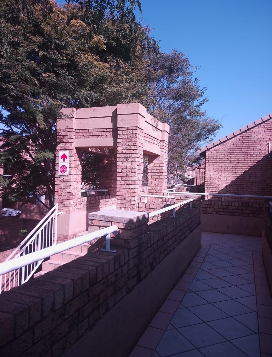 2 Bedroom Property for Sale in Stone Ridge Gauteng