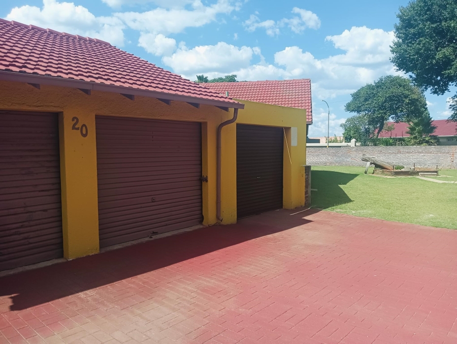 4 Bedroom Property for Sale in Klippoortje Gauteng