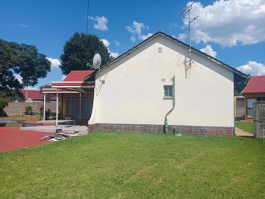 4 Bedroom Property for Sale in Klippoortje Gauteng