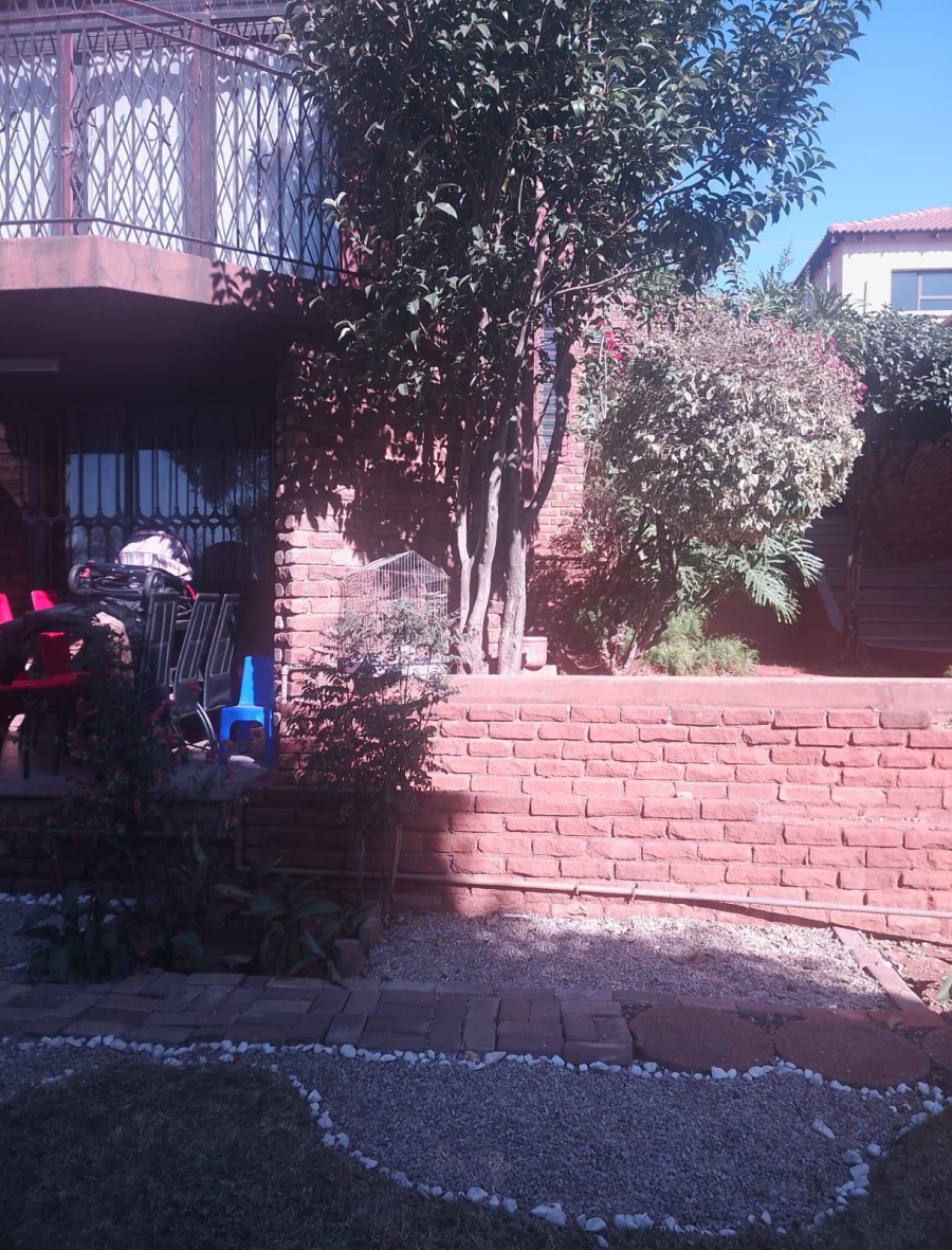 8 Bedroom Property for Sale in Laudium Gauteng