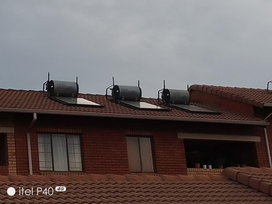 2 Bedroom Property for Sale in Noordwyk Gauteng