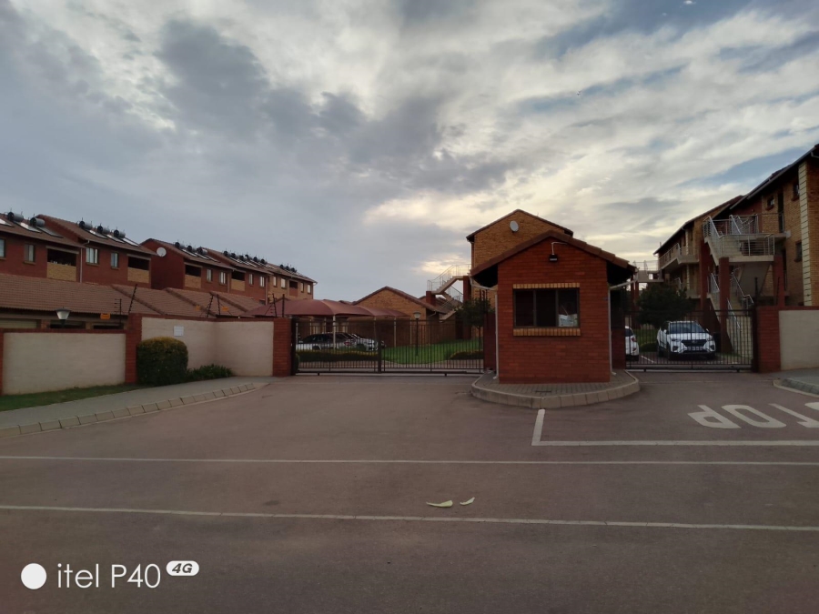 2 Bedroom Property for Sale in Noordwyk Gauteng