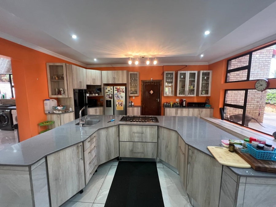 6 Bedroom Property for Sale in Raslouw Gauteng