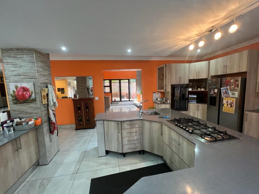6 Bedroom Property for Sale in Raslouw Gauteng
