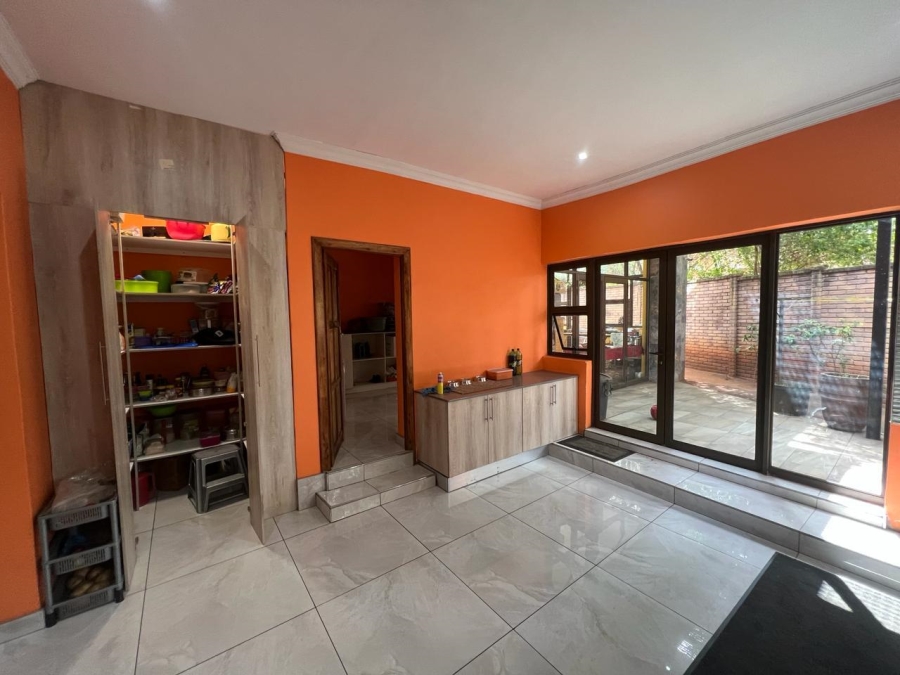 6 Bedroom Property for Sale in Raslouw Gauteng