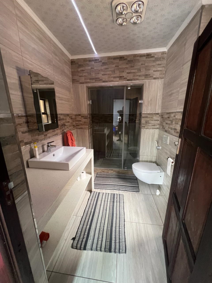 6 Bedroom Property for Sale in Raslouw Gauteng