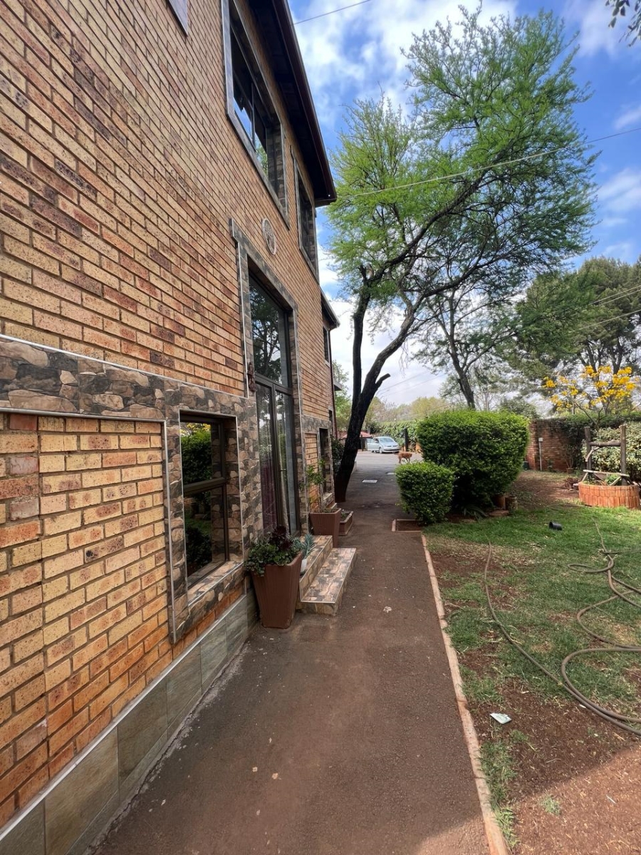 6 Bedroom Property for Sale in Raslouw Gauteng