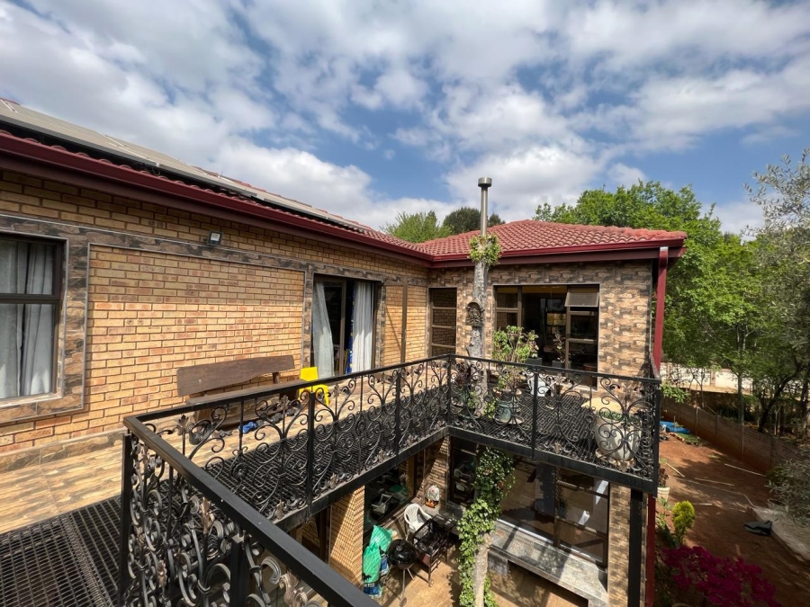 6 Bedroom Property for Sale in Raslouw Gauteng