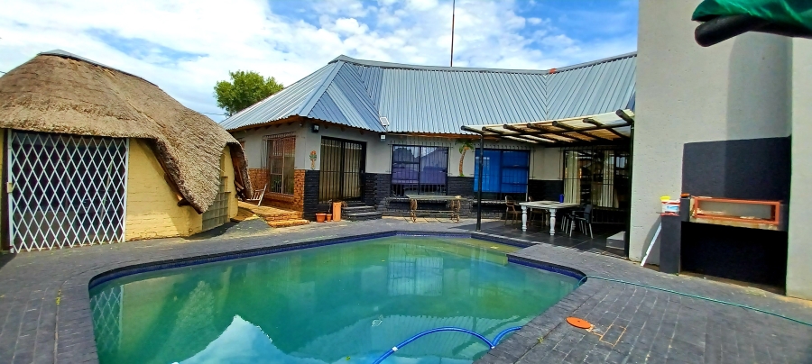 5 Bedroom Property for Sale in Sunair Park Gauteng