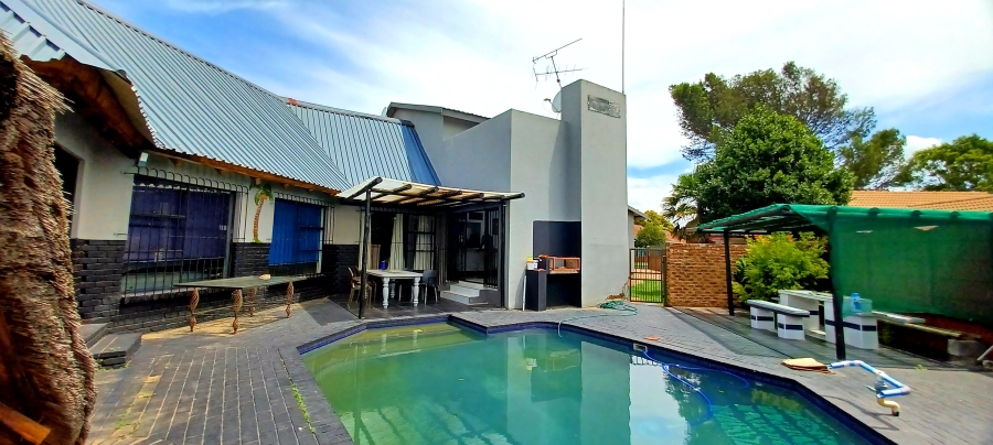 5 Bedroom Property for Sale in Sunair Park Gauteng