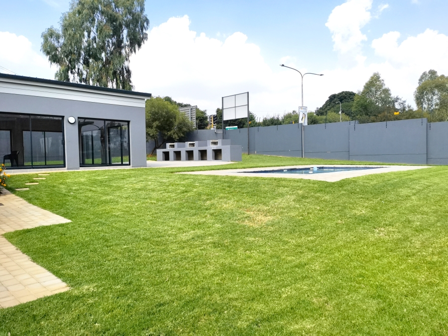 2 Bedroom Property for Sale in Die Hoewes Gauteng