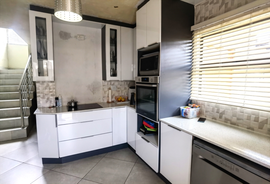 4 Bedroom Property for Sale in Olievenhoutbosch Gauteng