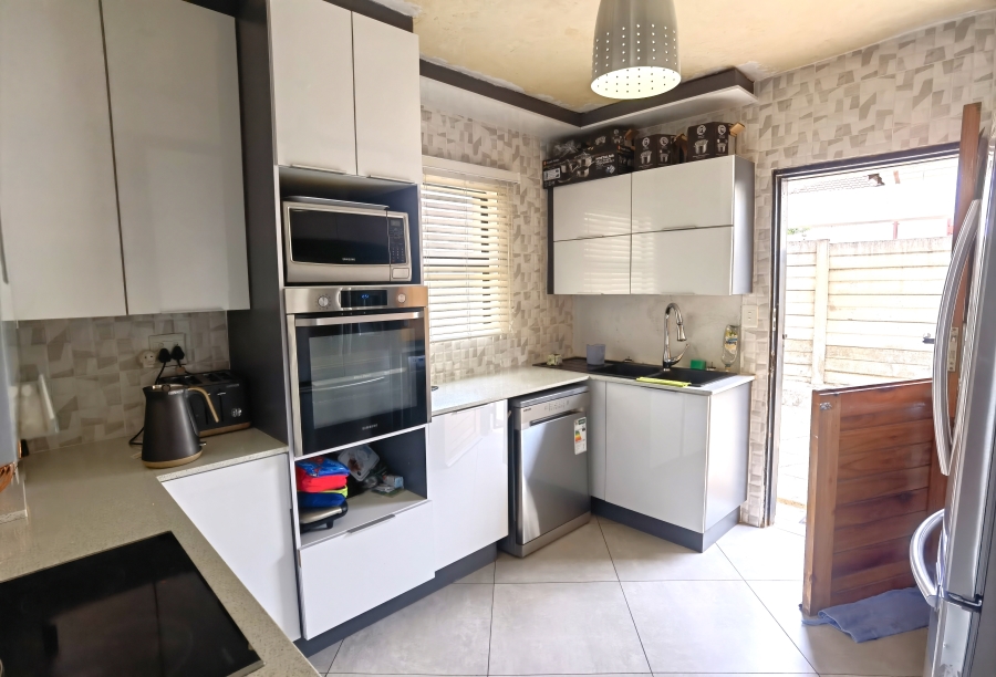 4 Bedroom Property for Sale in Olievenhoutbosch Gauteng