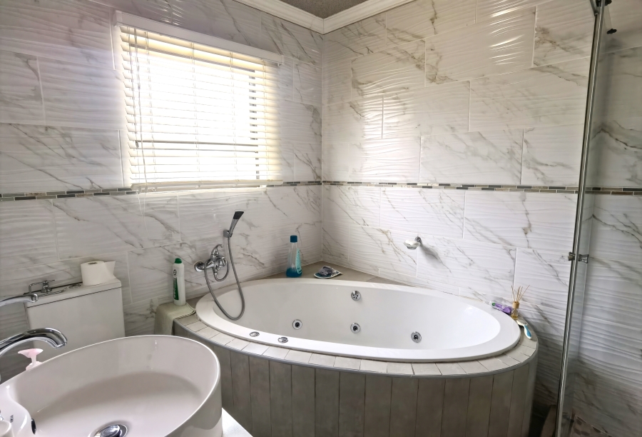 4 Bedroom Property for Sale in Olievenhoutbosch Gauteng