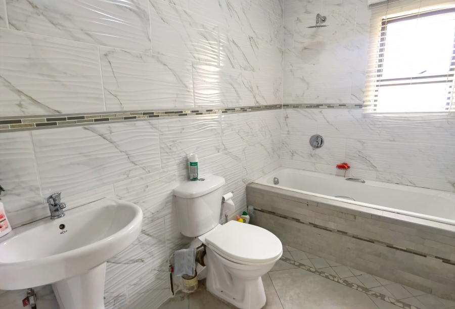 4 Bedroom Property for Sale in Olievenhoutbosch Gauteng