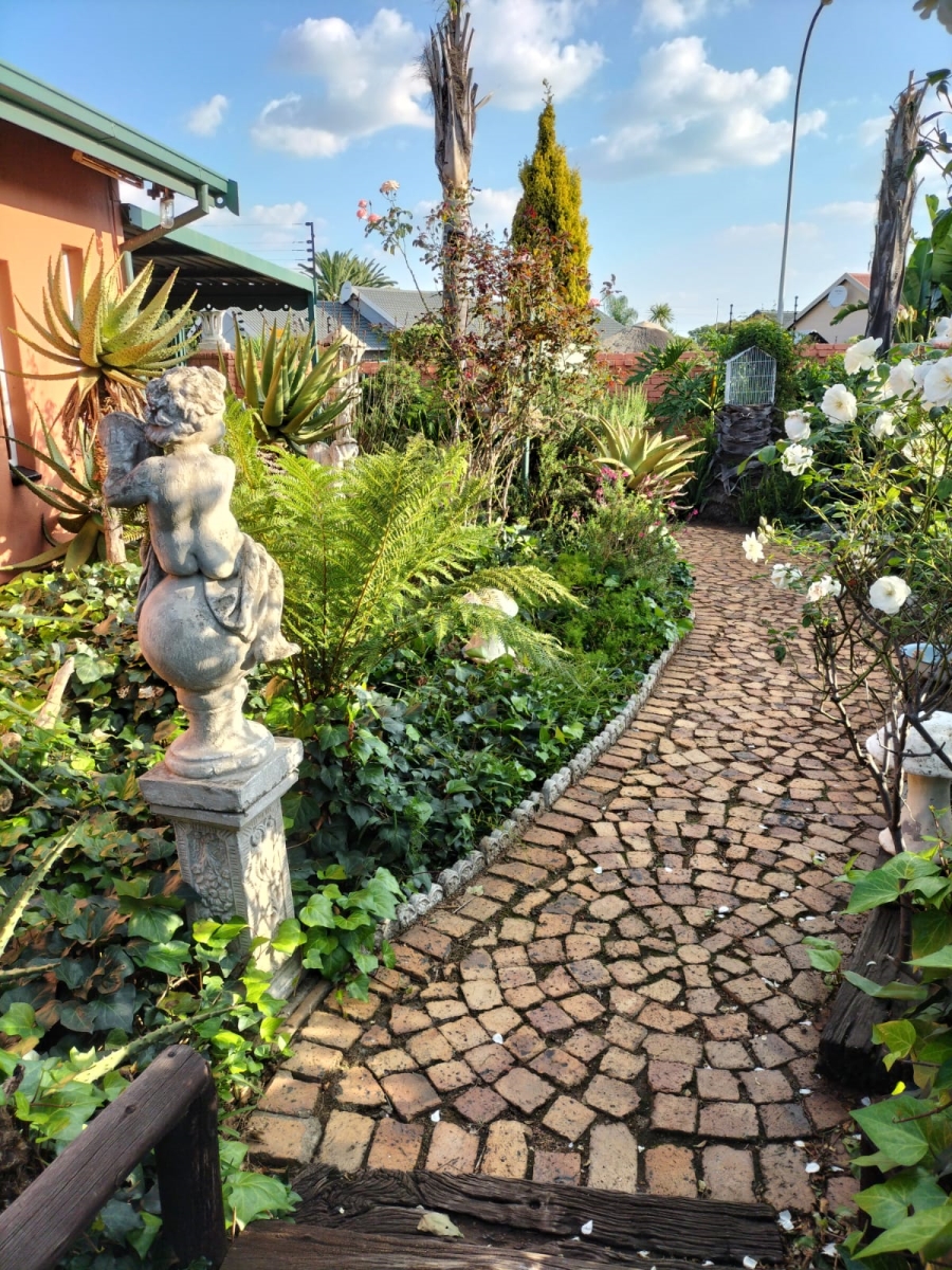 5 Bedroom Property for Sale in Sunair Park Gauteng