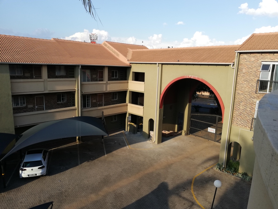 1 Bedroom Property for Sale in Rooihuiskraal North Gauteng
