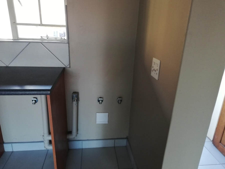 1 Bedroom Property for Sale in Rooihuiskraal North Gauteng