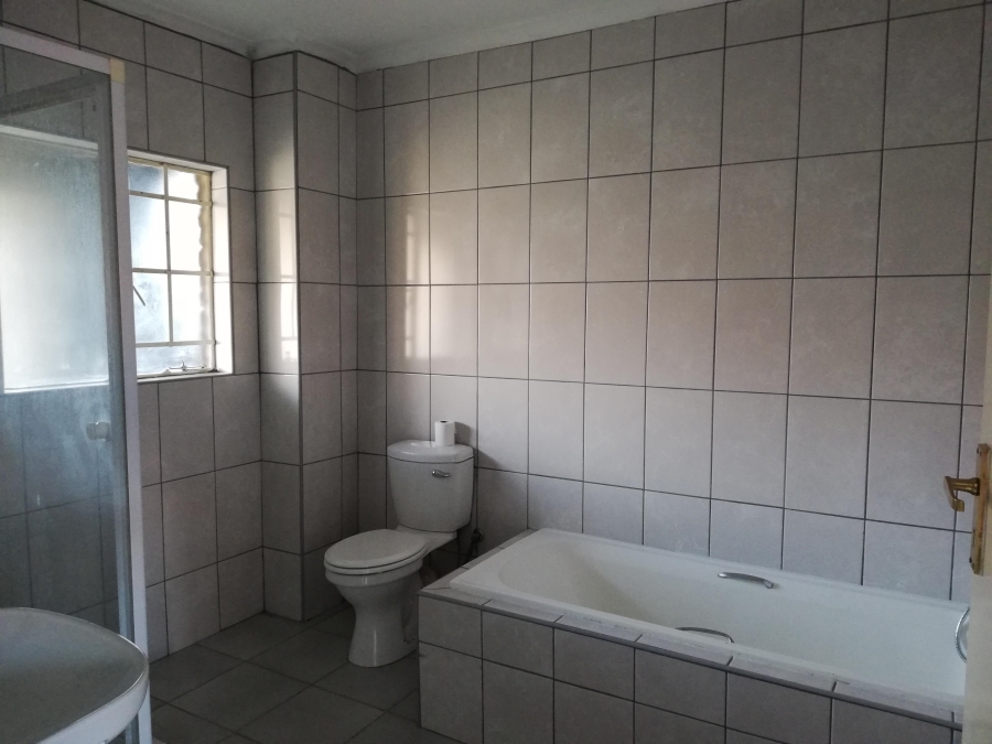 1 Bedroom Property for Sale in Rooihuiskraal North Gauteng