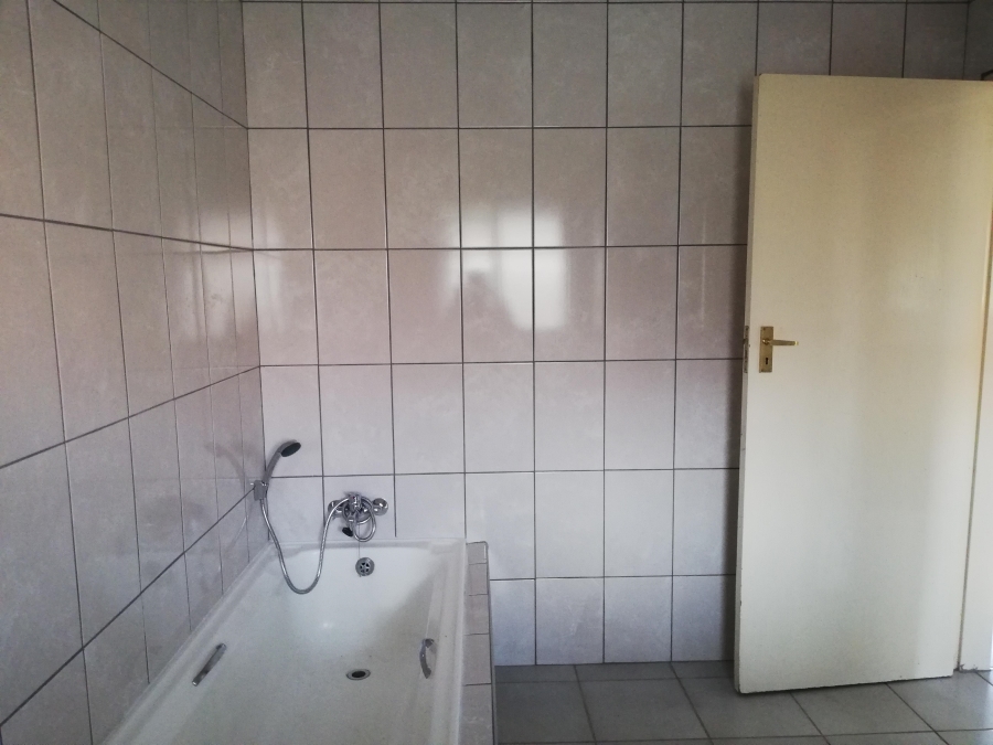 1 Bedroom Property for Sale in Rooihuiskraal North Gauteng
