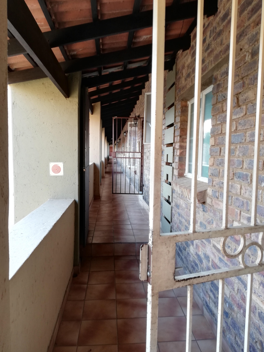 1 Bedroom Property for Sale in Rooihuiskraal North Gauteng