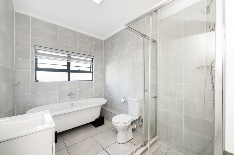 3 Bedroom Property for Sale in Crowthorne AH Gauteng