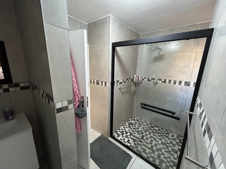 2 Bedroom Property for Sale in Kenleaf Gauteng