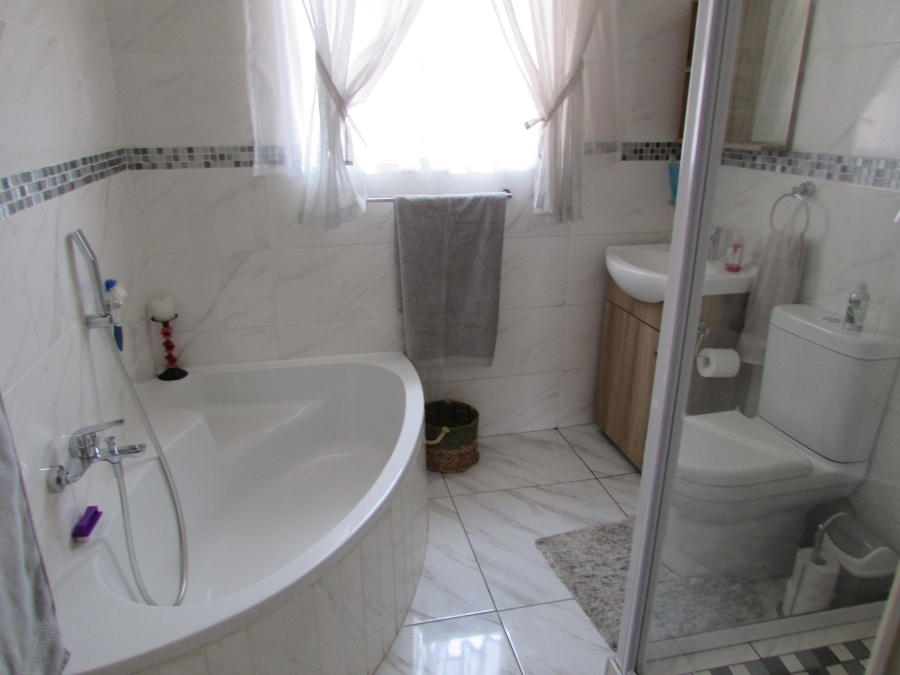 2 Bedroom Property for Sale in Eike Park Gauteng