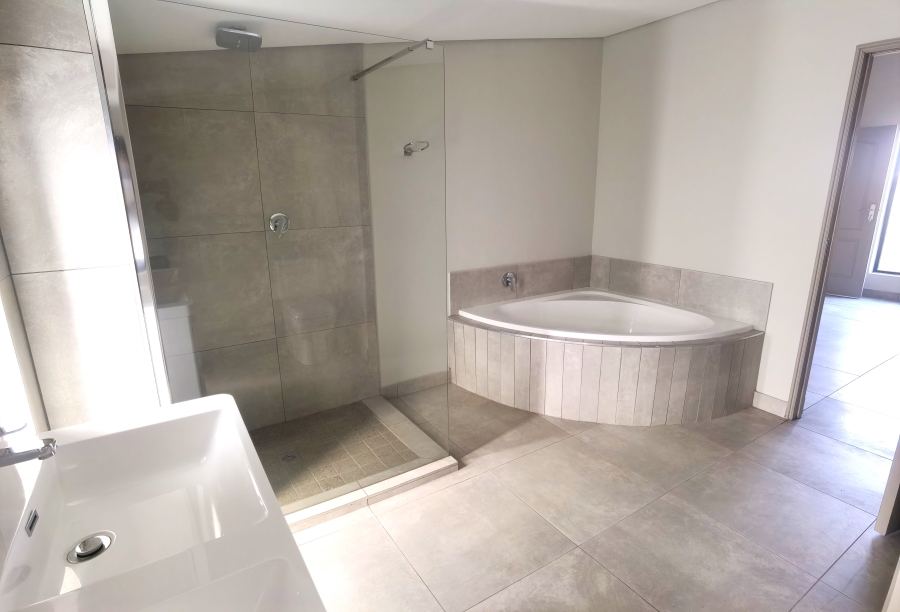 4 Bedroom Property for Sale in Die Hoewes Gauteng