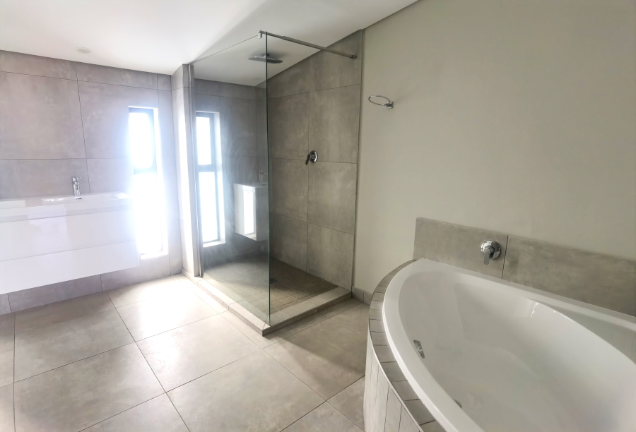 4 Bedroom Property for Sale in Die Hoewes Gauteng