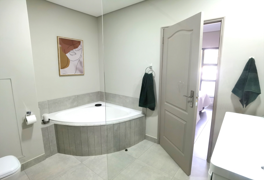 4 Bedroom Property for Sale in Die Hoewes Gauteng