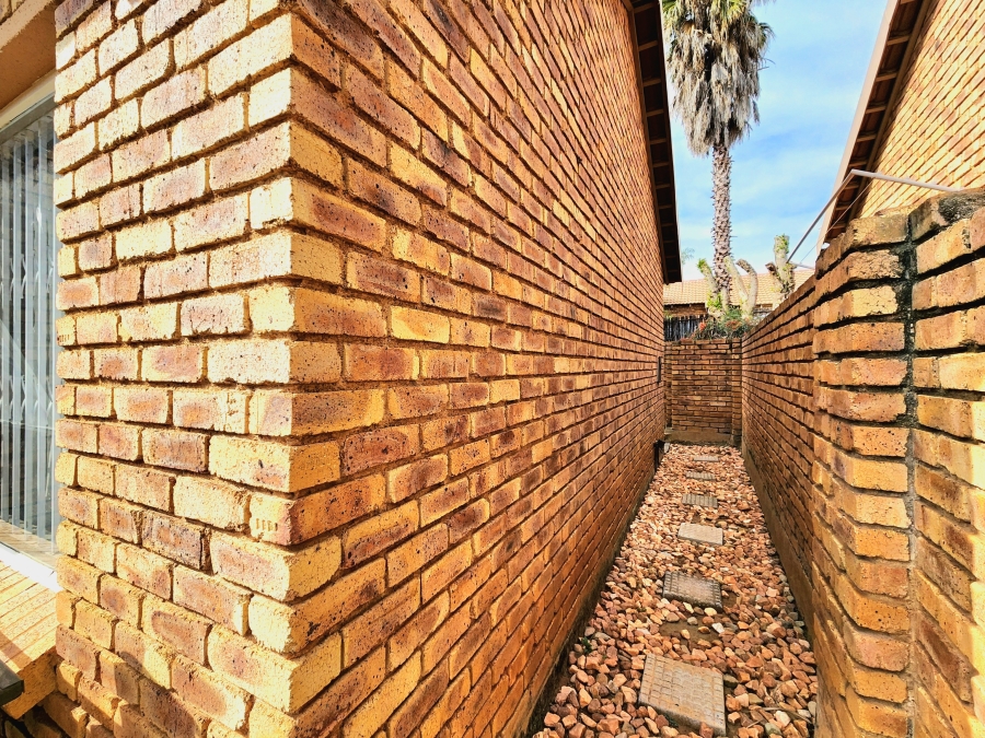 3 Bedroom Property for Sale in Wilgeheuwel Gauteng