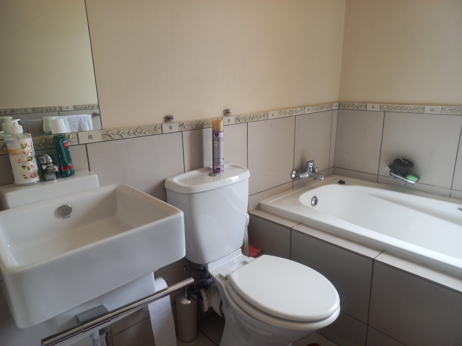 1 Bedroom Property for Sale in Vorna Valley Gauteng