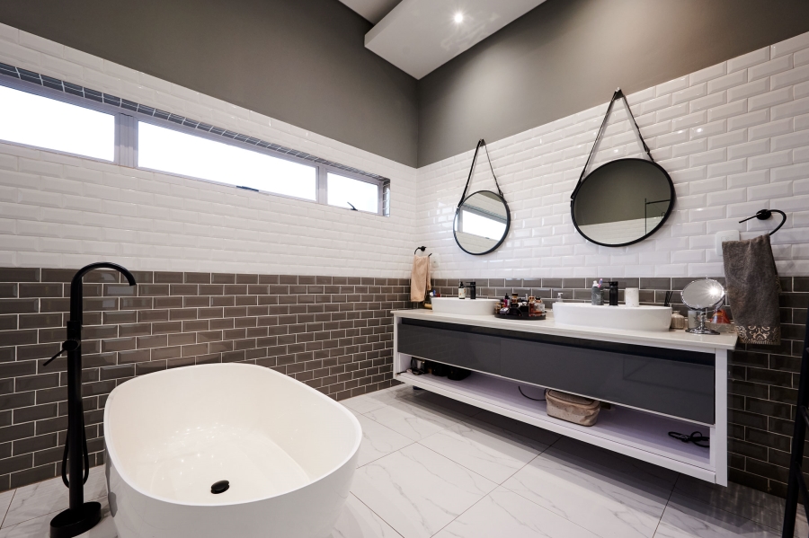 5 Bedroom Property for Sale in Waterfall Country Estate Gauteng