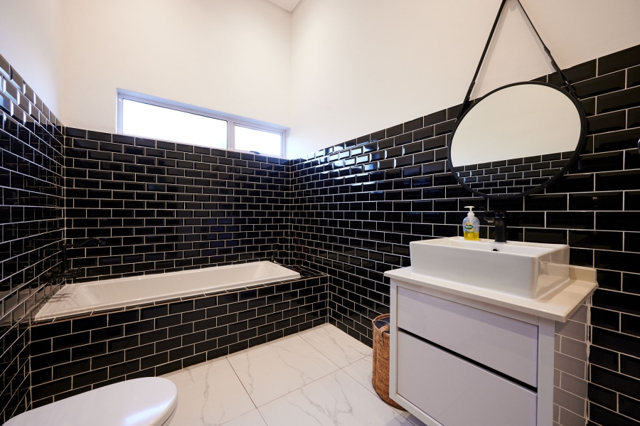 5 Bedroom Property for Sale in Waterfall Country Estate Gauteng