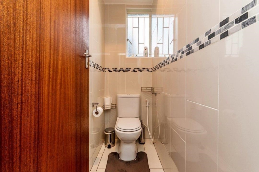 To Let 4 Bedroom Property for Rent in Wilro Park Gauteng