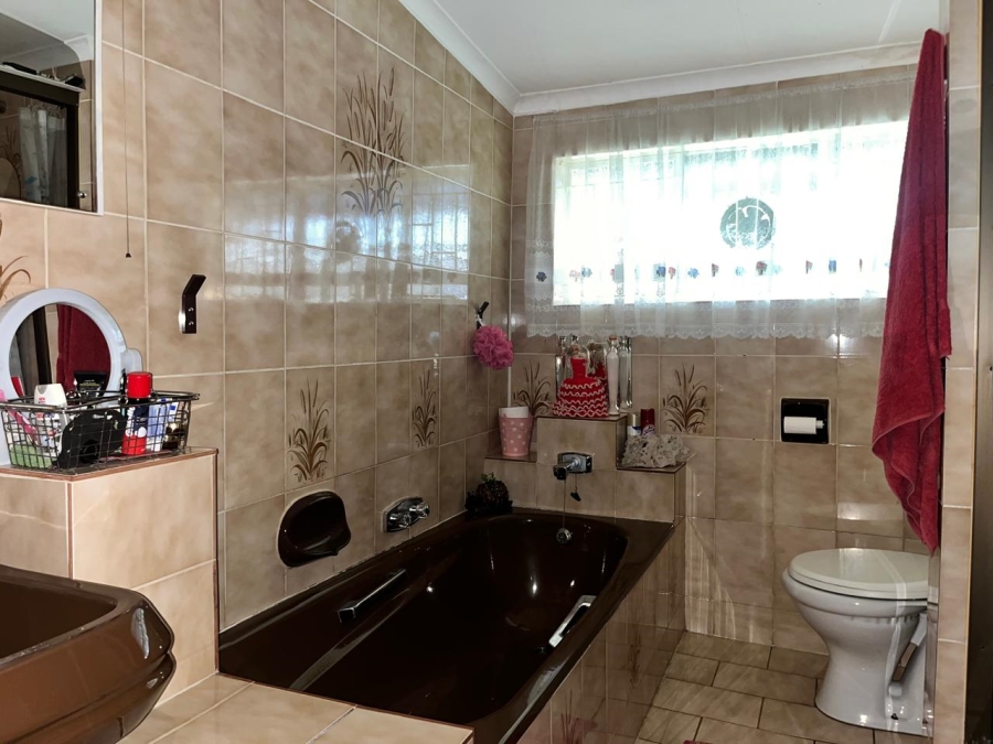 4 Bedroom Property for Sale in Strubenvale Gauteng