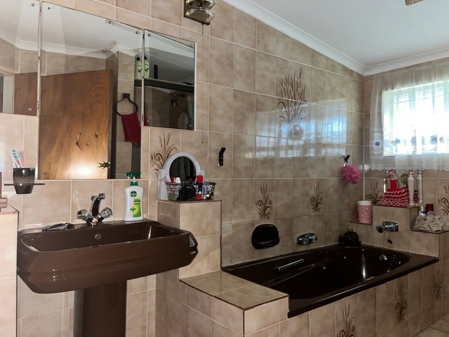 4 Bedroom Property for Sale in Strubenvale Gauteng