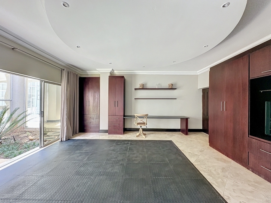 5 Bedroom Property for Sale in Silver Lakes Golf Estate Gauteng