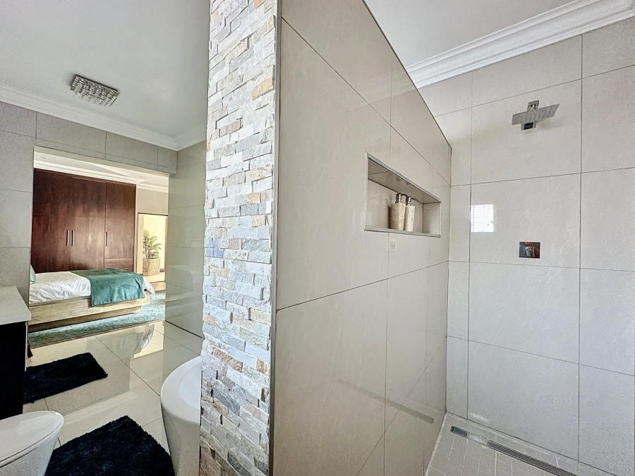 5 Bedroom Property for Sale in Silver Lakes Golf Estate Gauteng