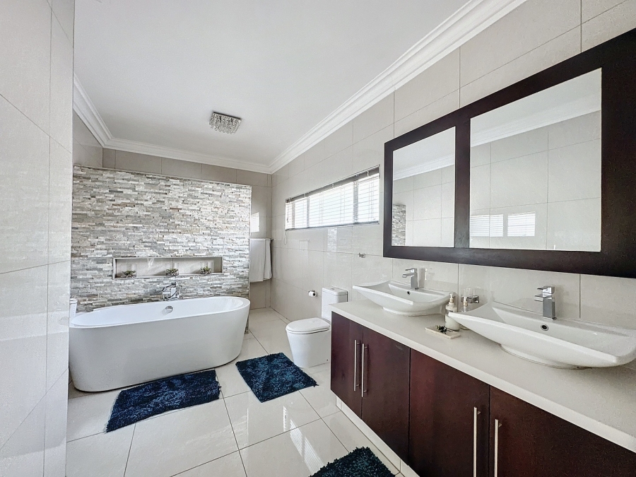 5 Bedroom Property for Sale in Silver Lakes Golf Estate Gauteng
